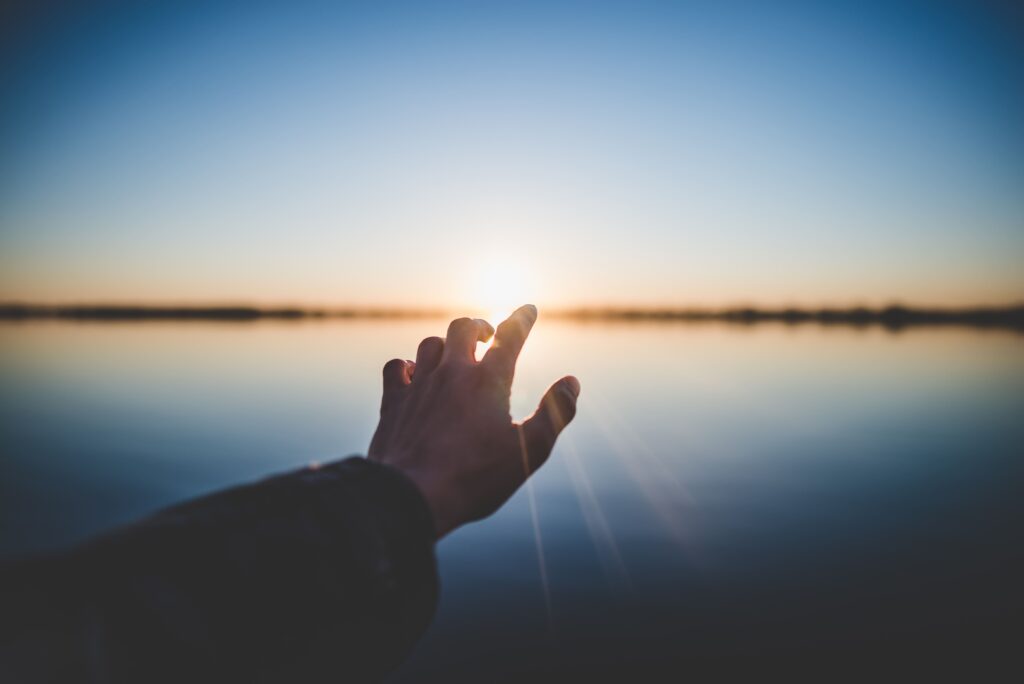 Quem Deus diz que eu sou segundo suas mãos a alcançar o sol e os céus.